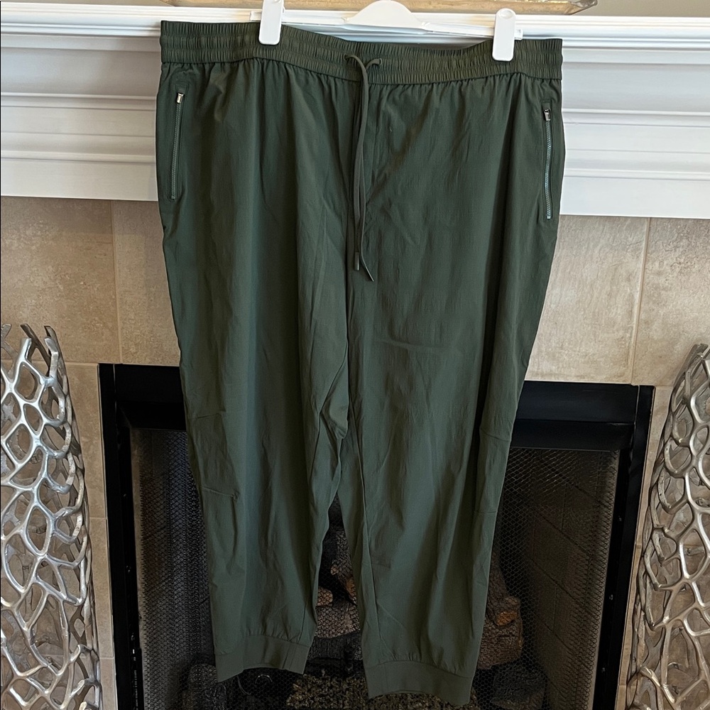 Athleta Women’s Plus Size joggers in Olive green. 2X